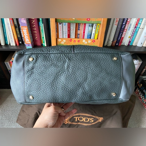 🌸SOLD🌸 Tod’s Miky Bauletto Grande (Large) in Graphite with Gold Hardware! - Picture 4 of 16